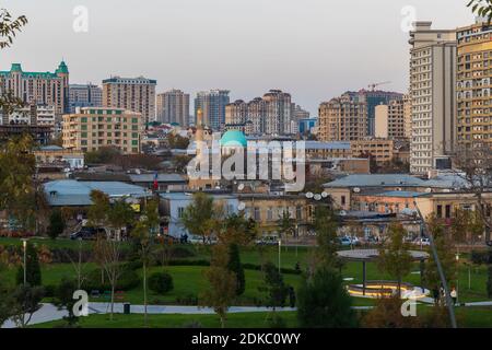 Baku, Azerbaigian - 04 dicembre 2020:Tramonto in uno dei parchi di Baku Foto Stock
