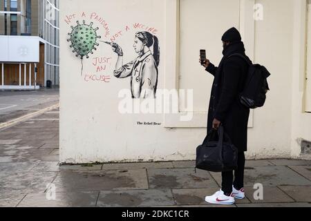 Edimburgo, Scozia, Regno Unito. 15 dicembre 2020. Street art della vaccinazione di Covid-19 da parte dell'artista di strada l'Orso Rebel di Edimburgo è vandalizzato dal protestore anti-vaccinazione. Iain Masterton/Alamy Live News Foto Stock