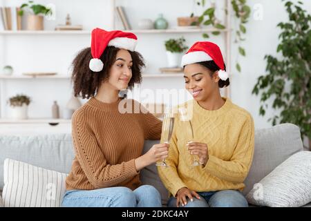 Data del romanticismo, festeggiando Natale e Capodanno con la famiglia o gli amici durante la pandemia di covid-19 Foto Stock