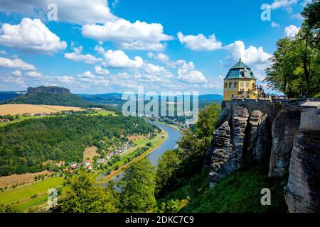 Germania, Sassonia, Svizzera sassone, montagne di pietra arenaria dell'Elba, vista dalla fortezza Koenigstein nella valle dell'Elba e al monte Lilienstein, Foto Stock