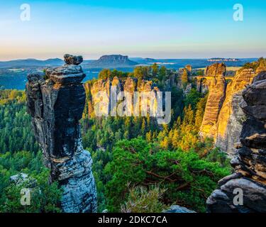 Germania, Sassonia, Svizzera sassone, Bastei con il ponte di Bastei visto dalla roccia di arrampicata Foto Stock