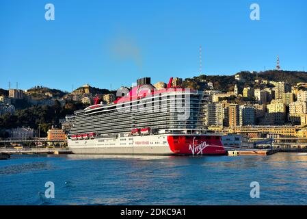 Scarlet Lady è una nave da crociera della società americana Virgin Voyages. E' la prima nave e ammiraglia della compagnia ormeggiata nel porto di Genova Italia Foto Stock