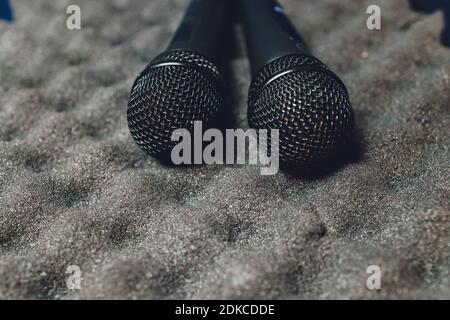 Due microfoni argentati isolati su sfondo bianco . Due microfoni wireless sul tavolo per conferenze Foto Stock