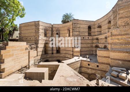 Rovine del muro di fortezza di Babilonia accanto al Museo copto nel vecchio Cairo, Egitto Foto Stock