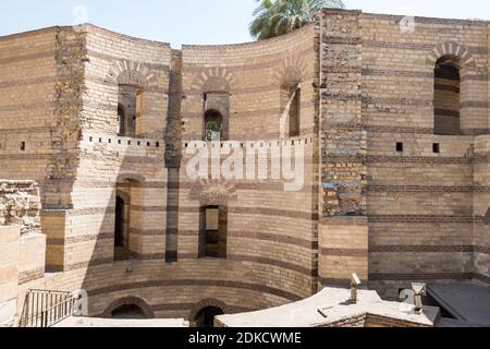 Rovine del muro di fortezza di Babilonia accanto al Museo copto nel vecchio Cairo, Egitto Foto Stock