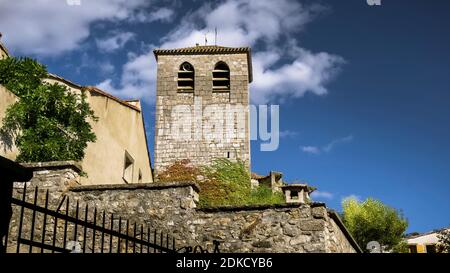 Campanile del Église Saint Michel in Lagrasse in estate. La chiesa è stata costruita tra il XIV e il XV secolo ed è classificata come monumento historique. Più beaux Villages de France. Foto Stock