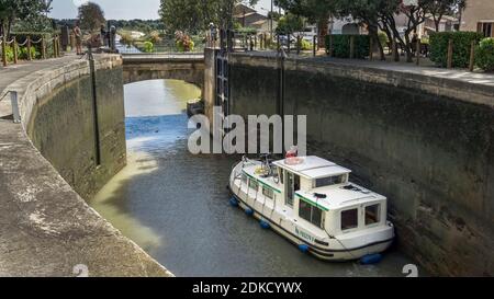 Apri blocco nel Canal du Midi vicino a Sallèles d'Aude in estate. Parte del sito patrimonio dell'umanità dell'UNESCO ed è stata completata nel 1681. È stato progettato da Pierre Paul Riquet. Foto Stock