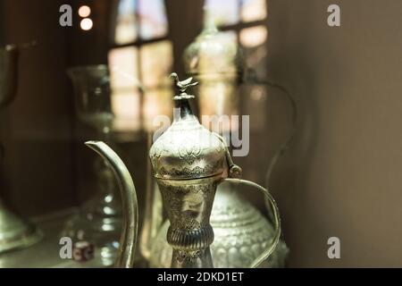 Manufatti copti di teiera egiziana in argento nel museo del Cairo, Egitto Foto Stock