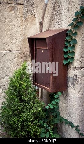 Rusted metal mailbox in Peyriac de Mer Stock Photo