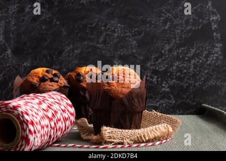 La Navidad reflejada en fondos con emocion en variados contextos de fondos y colores. Foto Stock