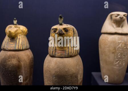 Vasi canopici all'interno del Museo delle Antichità Egizie, utilizzati dagli antichi Egiziani durante il processo di mummificazione per conservare e conservare i vi Foto Stock