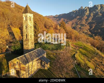 Veduta aerea della chiesa di San Martino su Colle valle nei pressi di Lugano nella parte italiana della Svizzera Foto Stock