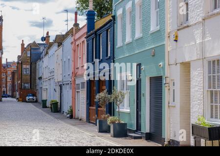 Mews si trova sul lato ovest del Devonshire Mews South, Marylebone, Westminster, nel centro di Londra. Guardando a sud verso Weymouth Street. Foto Stock