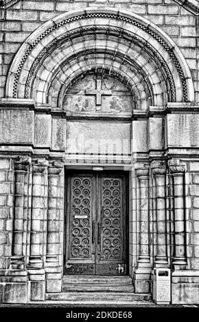 Una foto verticale in scala di grigi dell'ingresso della Cattedrale Basilica di San Luigi Foto Stock