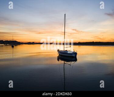Un bellissimo tramonto sul porto turistico in un piccolo irlandese Città Malahide Foto Stock