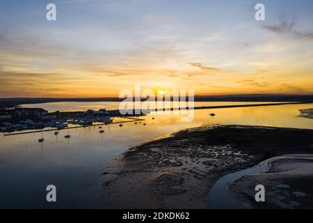 Un bellissimo tramonto sul porto turistico in un piccolo irlandese Città Malahide Foto Stock