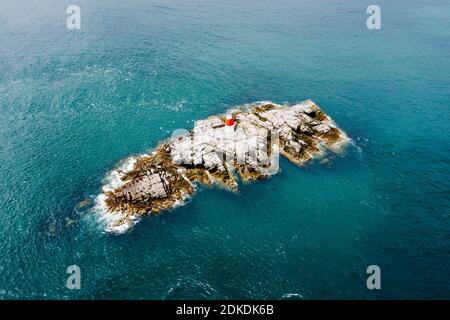 Vista aerea del faro di Muglins nella contea di Dublino, Irlanda Foto Stock