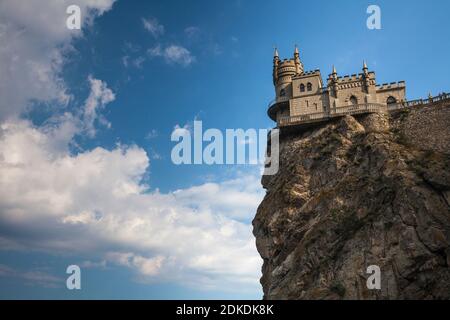 Ucraina, Crimea, Yalta, il castello di Swallow's Nest arroccato su Aurora Clff Foto Stock