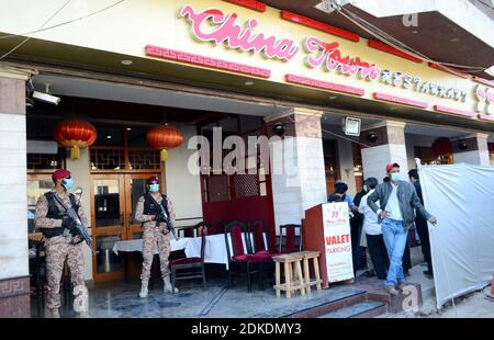 Vista del luogo dopo una bomba disarmata piantata sull'auto di un proprietario di ristorante cinese situato nella zona di Clifton vicino Bilawal House a Karachi martedì 15 dicembre 2020. La macchina, una Vigo rossa, era il bersaglio dei potenziali attaccanti. Gli occupanti della vettura hanno subito informato la polizia dopo l'incidente e hanno evacuato il veicolo. La squadra per lo smaltimento delle bombe è stata chiamata immediatamente e gestita per disinnescare il dispositivo esplosivo senza lesioni o danni alle proprietà. Foto Stock