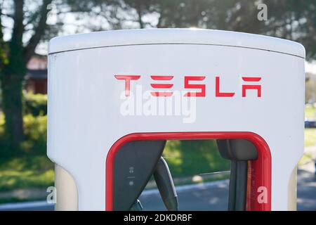 Bordeaux , Aquitaine Francia - 11 21 2020 : simbolo Tesla sul sovralimentatore bianco e rosso stazione di ricarica del veicolo elettrico ve caricabatteria Foto Stock