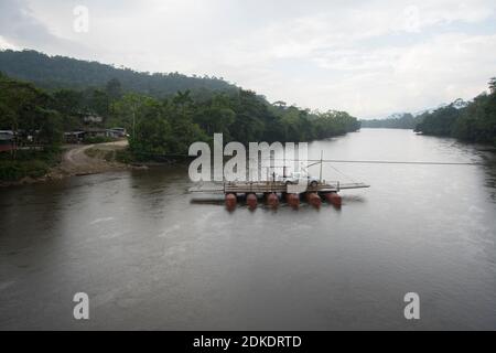 Traghetto via cavo che attraversa il fiume Nangaritza, nell'Ecuador meridionale, un fiume blackwater che sgocciolava dai Tepuys nella Cordillera de Condor. Foto Stock