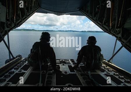 Matthew Crader, 36th Airlift Squadron pilota, sinistra, e Airman prima classe Andrew West, 36th loadmaster, destra, preparare ad airdrop pacchetti di merci donate durante l'operazione Natale goccia 2020 10 dicembre 2020 su Koror, Repubblica di Palau. L'operazione Christmas è la più lunga operazione umanitaria di sollevamento aereo iniziata nel 1952 per aiutare gli isolani remoti sparsi in 50 isole del Pacifico. Foto Stock