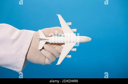 lancetta medica bianca, con guanto chirurgico e fondo blu Foto Stock