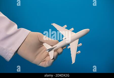 lancetta medica bianca, con guanto chirurgico e fondo blu Foto Stock