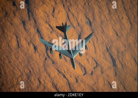 Un aereo bombardiere strategico della forza aerea degli Stati Uniti B-52 della seconda ala della bomba, in volo durante una missione della forza di compito della bomba di più giorni 10 dicembre 2020 sopra il Qatar. Il bombardiere è stato riallocato nella regione a seguito di un aumento delle tensioni con l'Iran. Foto Stock