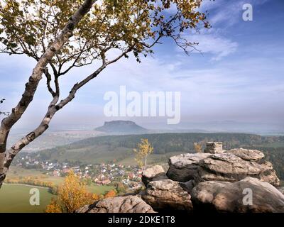 Vista da Pfaffenstein sulla Svizzera sassone in autunno Foto Stock