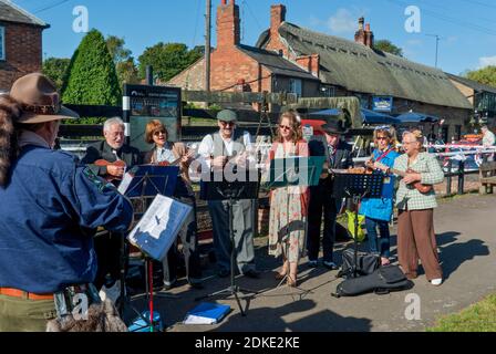 Un'orchestra di ukelele che si esibisce all'evento Village at War, Soke Bruerne, Northamptonshire, UK Foto Stock