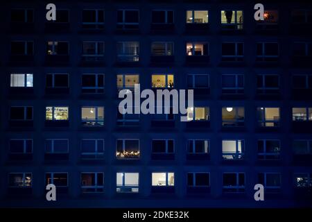 Berlino, Germania. 15 Dic 2020. Parte delle finestre in una facciata dell'edificio in Alexanderplatz è illuminata. Credit: Christoph Soeder/dpa/Alamy Live News Foto Stock