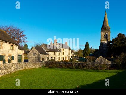 Case e chiesa in Parwich un villaggio nel Derbyshire Dales parte del Peak District National Park Inghilterra UK Foto Stock