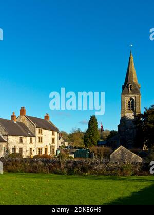 Case e chiesa in Parwich un villaggio nel Derbyshire Dales parte del Peak District National Park Inghilterra UK Foto Stock