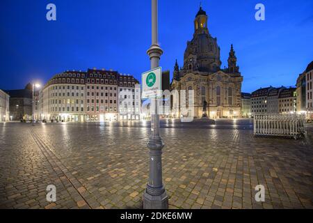 Dresda, Germania. 13 Dicembre 2020. Un cartello che indica che le maschere sono obbligatorie è appeso ad un lampione sul Neumarkt di fronte alla Frauenkirche. La Sassonia impone un blocco per contenere la pandemia di Corona e chiude la vita pubblica. Credit: Robert Michael/dpa-Zentralbild/ZB/dpa/Alamy Live News Foto Stock