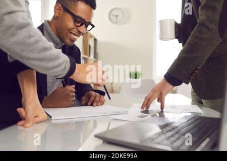 Gruppo internazionale di affari, cooperazione, concetto multietnico di gruppo Foto Stock