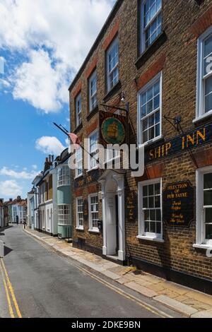 Inghilterra, Kent, Deal, The Ship Inn Pub e Street Scene Foto Stock