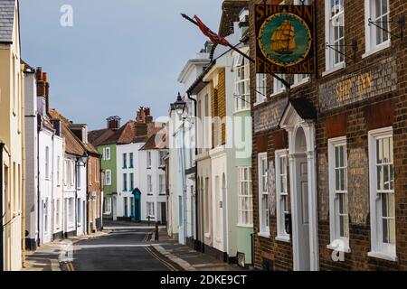 Inghilterra, Kent, Deal, The Ship Inn Pub e Street Scene Foto Stock