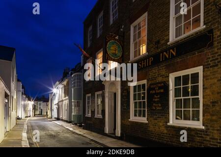 Inghilterra, Kent, Deal, The Ship Inn Pub e Street Scene Foto Stock