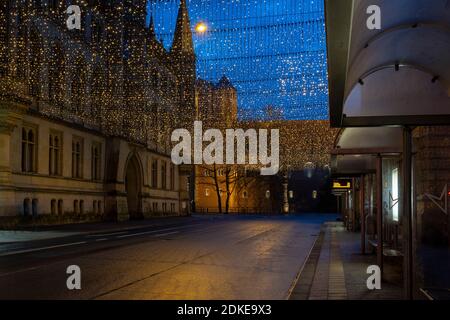 La città di Braunschweig si sta preparando per la stagione delle vacanze illuminanti edifici medievali nel centro storico Foto Stock