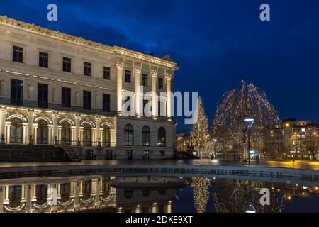 La città di Braunschweig si sta preparando per la stagione delle vacanze illuminanti edifici medievali nel centro storico Foto Stock