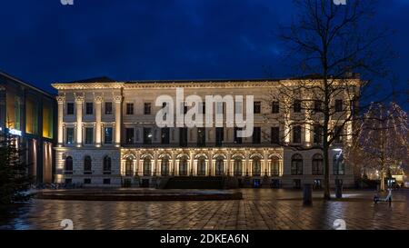 La città di Braunschweig si sta preparando per la stagione delle vacanze illuminanti edifici medievali nel centro storico Foto Stock