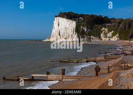 Inghilterra, Kent, dover, St.Margaret's Bay, The Beach e le bianche scogliere di dover Foto Stock