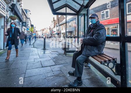 Rickmansworth, Regno Unito. 15 dicembre 2020. Un uomo che indossa un facemask si trova presso una fermata dell'autobus a Rickmansworth, Hertfordshire. La città storica sarà innalzata al livello di allarme del Covid Tier 3 domani, come parte dell'area del Three Rivers District Council che unisce Londra e altre aree del Sud Est, mentre il numero di casi di coronavirus continua ad aumentare. Credit: Stephen Chung / Alamy Live News Foto Stock