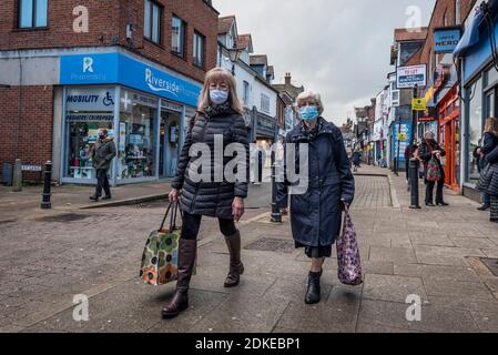 Rickmansworth, Regno Unito. 15 dicembre 2020. Le donne che indossano maschere facciali camminano lungo la strada alta in Rickmansworth, Hertfordshire. La città storica sarà innalzata al livello di allarme del Covid Tier 3 domani, come parte dell'area del Three Rivers District Council che unisce Londra e altre aree del Sud Est, mentre il numero di casi di coronavirus continua ad aumentare. Credit: Stephen Chung / Alamy Live News Foto Stock