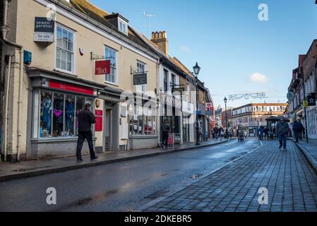 Rickmansworth, Regno Unito. 15 dicembre 2020. Una vista generale della strada alta in Rickmansworth, Hertfordshire. La città storica sarà innalzata al livello di allarme del Covid Tier 3 domani, come parte dell'area del Three Rivers District Council che unisce Londra e altre aree del Sud Est, mentre il numero di casi di coronavirus continua ad aumentare. Credit: Stephen Chung / Alamy Live News Foto Stock