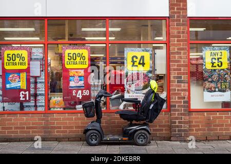 Rickmansworth, Regno Unito. 15 dicembre 2020. Un veicolo mobile parcheggiato all'esterno di un negozio di alimentari a Rickmansworth, Hertfordshire. La città storica sarà innalzata al livello di allarme del Covid Tier 3 domani, come parte dell'area del Three Rivers District Council che unisce Londra e altre aree del Sud Est, mentre il numero di casi di coronavirus continua ad aumentare. Credit: Stephen Chung / Alamy Live News Foto Stock