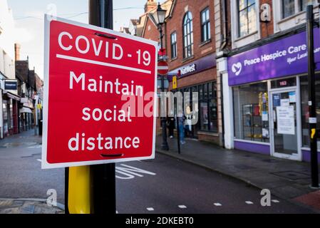 Rickmansworth, Regno Unito. 15 dicembre 2020. Un segno di allontanamento sociale nella strada alta in Rickmansworth, Hertfordshire. La città storica sarà innalzata al livello di allarme del Covid Tier 3 domani, come parte dell'area del Three Rivers District Council che unisce Londra e altre aree del Sud Est, mentre il numero di casi di coronavirus continua ad aumentare. Credit: Stephen Chung / Alamy Live News Foto Stock