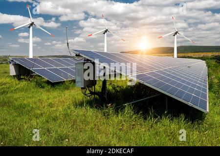 Collage fotografico di pannelli solari e turbine eoliche - concetto di risorse sostenibili Foto Stock