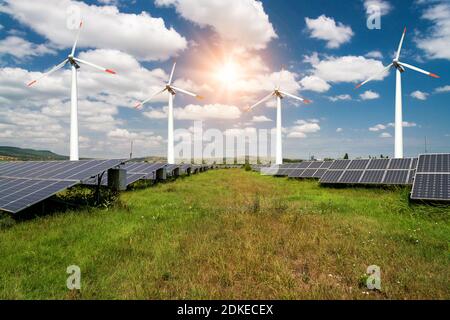 Collage fotografico di pannelli solari e turbine eoliche - concetto di risorse sostenibili Foto Stock